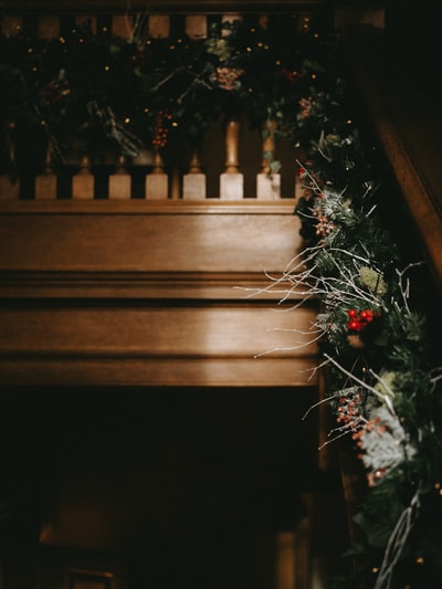 棕色的木质楼梯与圣诞花环

